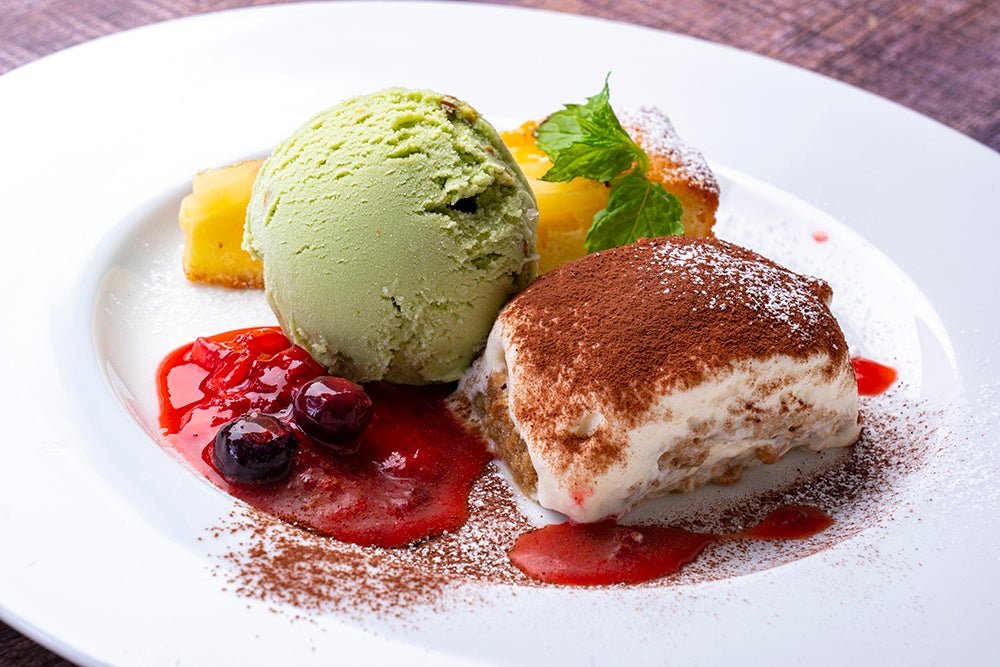 自家製ティラミス、洋なしのトルタ、ピスタチオジェラートの盛り合わせ