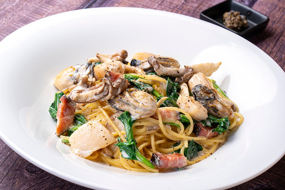 北海道サロマ湖産カキとホタテ、「農家のベーコン」のクリームソース