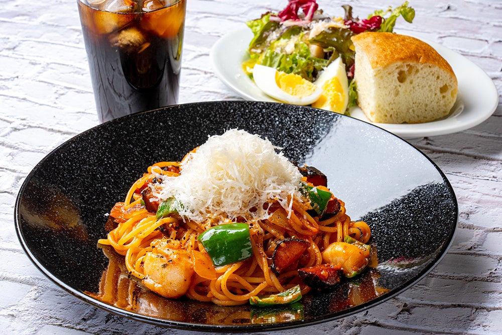 八重洲北口店限定セットメニュー『帆立と「農家のベーコン」の北海道ナポリタン