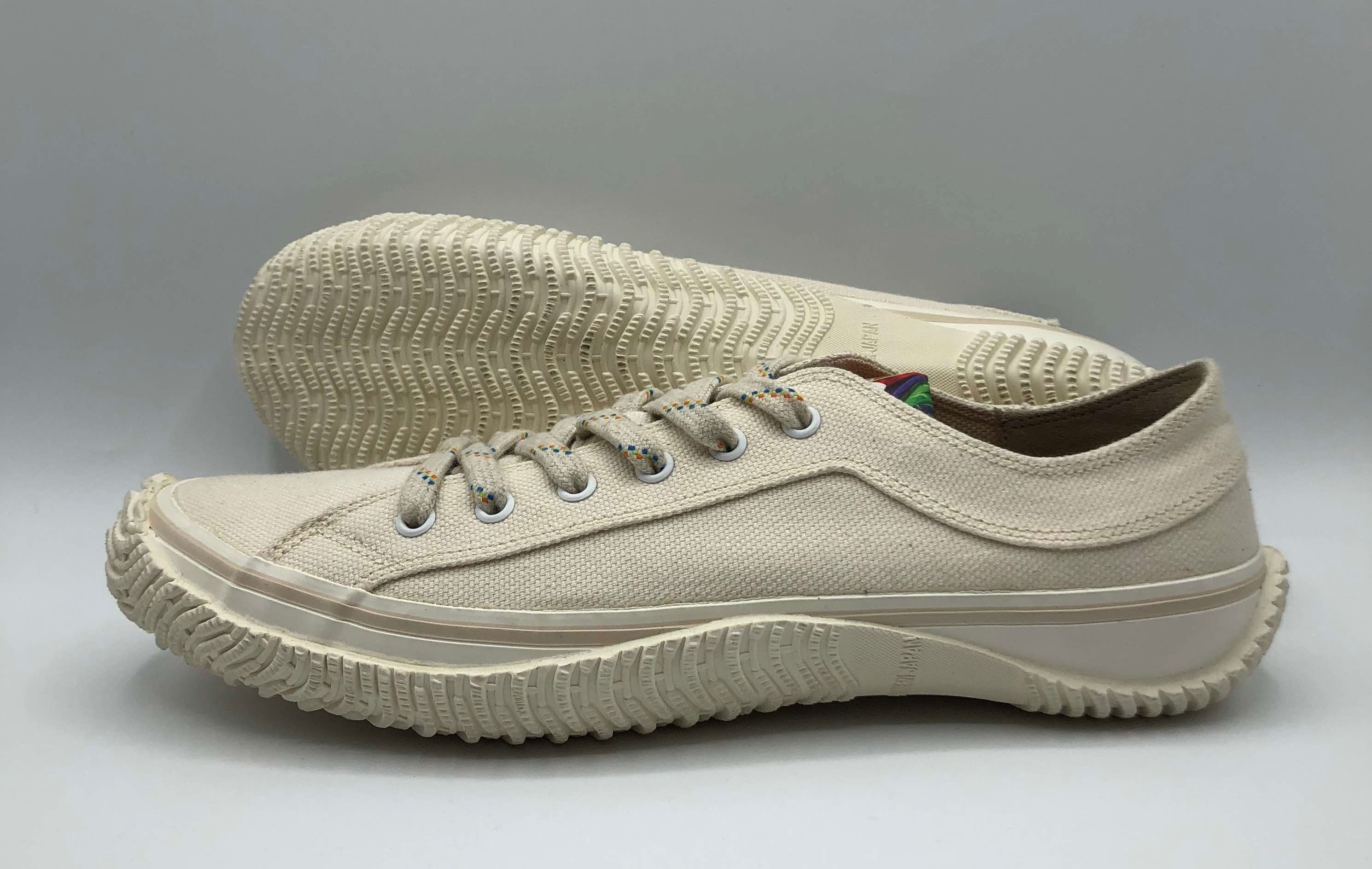 アッパーの色に合わせたフォクシングテープとアウトソール