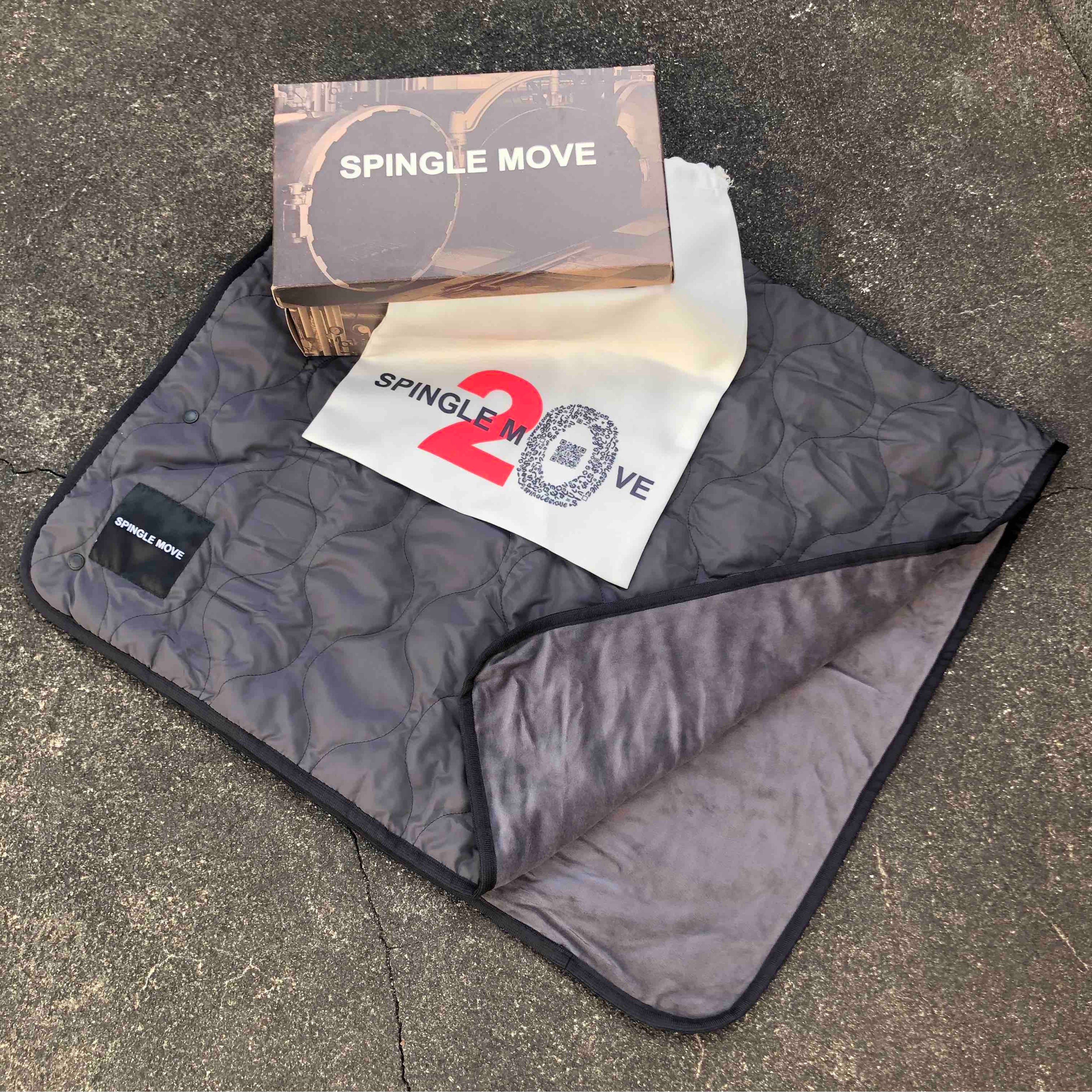 専用スペシャルボックスと特製シューズバッグ、 キルティングブランケット兼ポンチョ