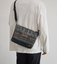 内ポケットが3つ付く。うち１つは、ファスナー付きで、機能面も充実