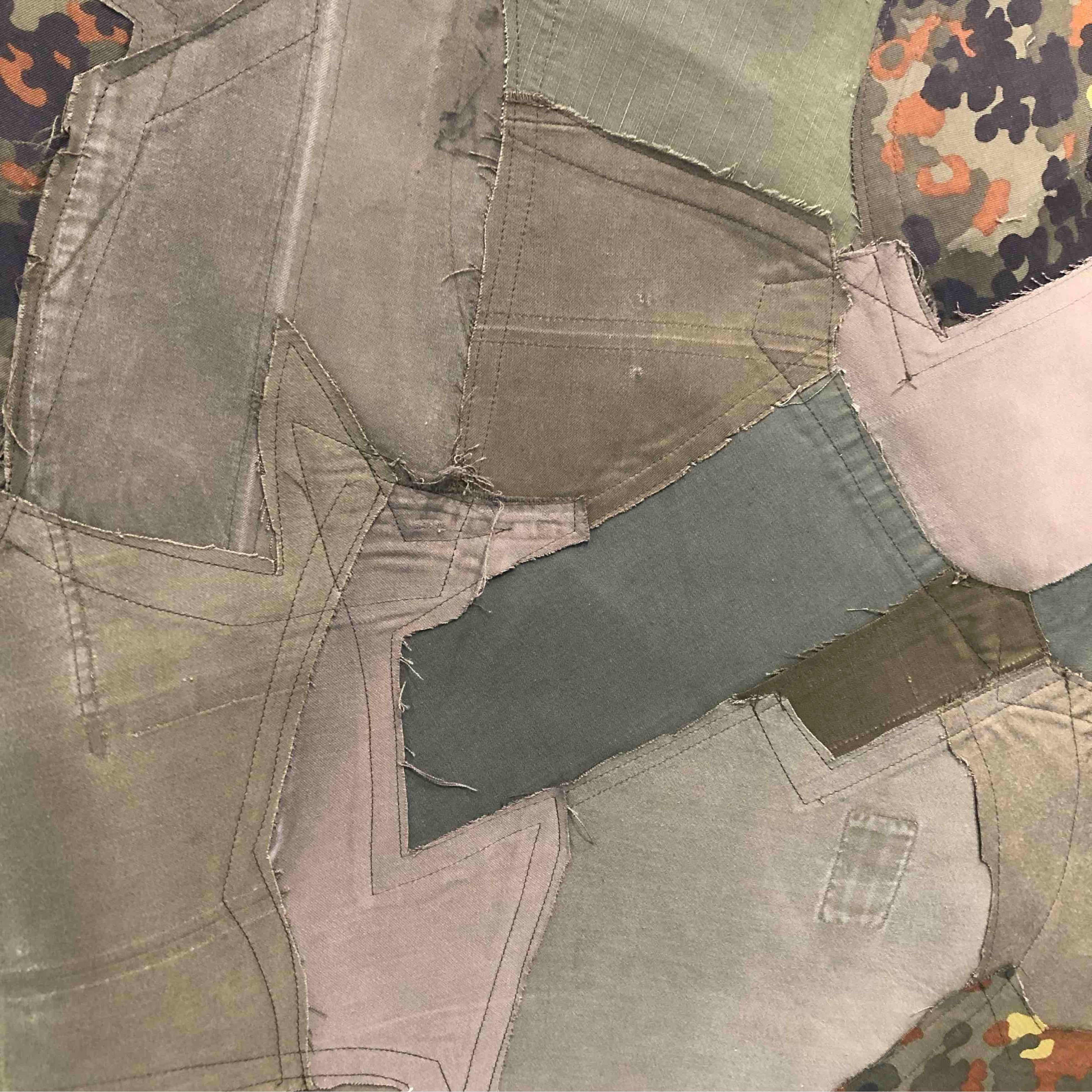 ミリタリーパンツを解体・パッチワークした再生生地