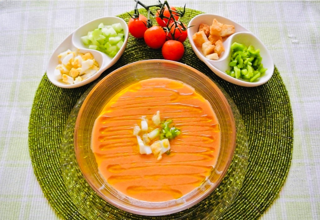 食べる直前にかけるオリーブオイルが決めて、本場ガスパチョのレシピ