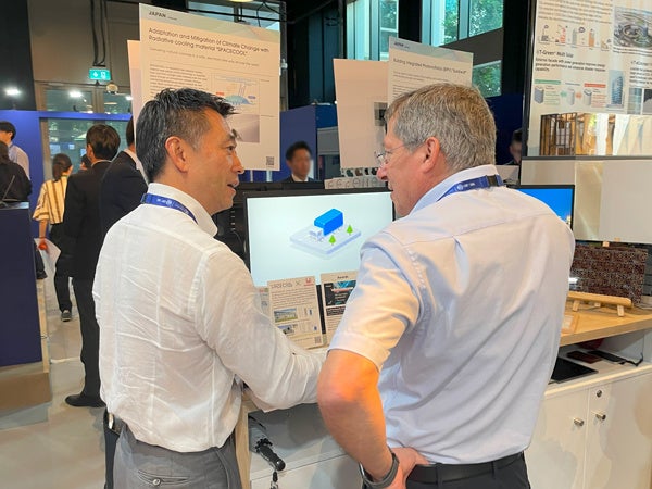 SPACECOOL代表取締役社長 宝珠山卓志（左）による説明