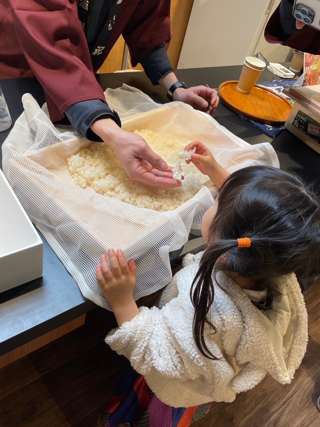 「ライブ種ふり」では実際に麹を触ったり食べたりできます。