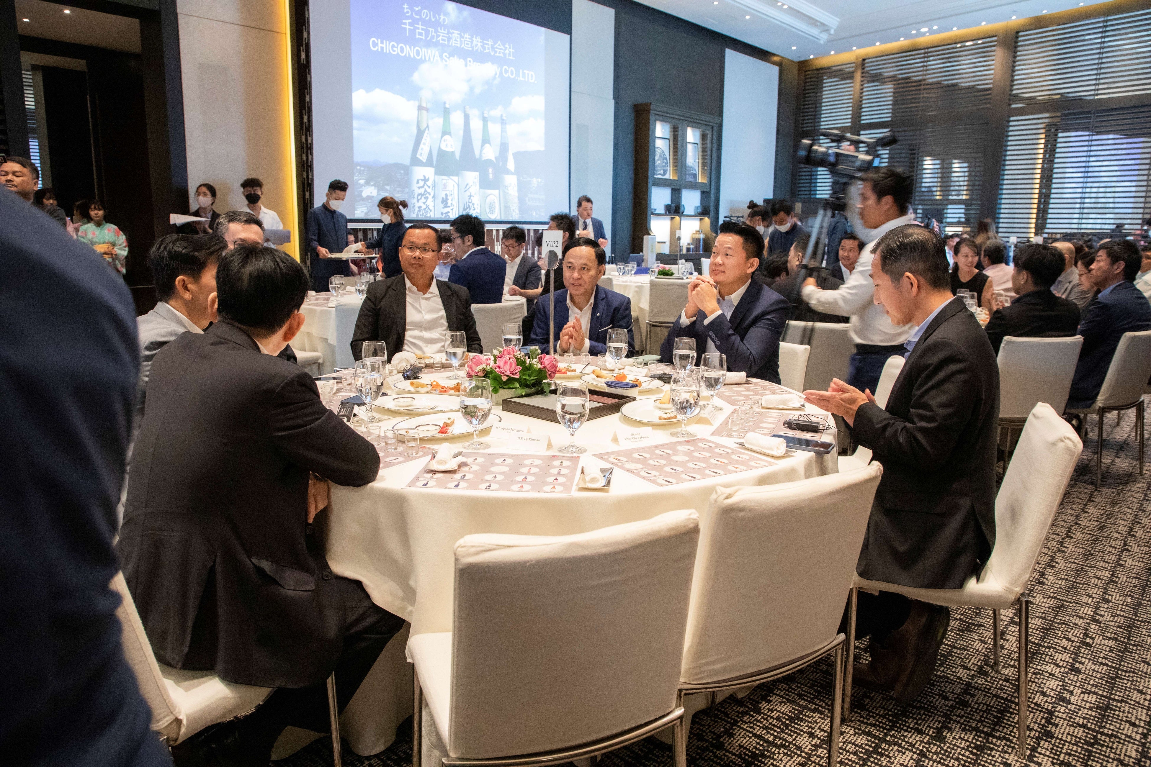 様々な日本酒を飲み比べながら興味津々に楽しむ関係者