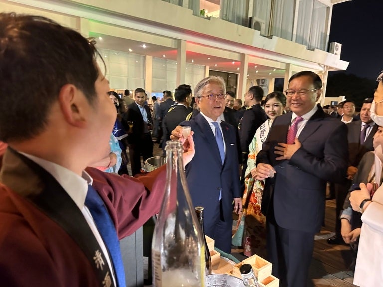 プラック・ソコン副首相兼外務大臣（右）