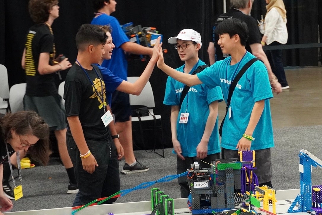 アライアンスチームとハイファイブ