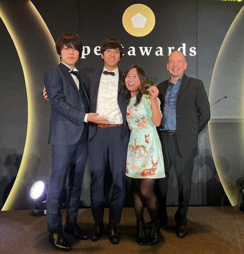 ※授賞式にて(左から取締役安宅亮、代表取締役平野巴章、アートディレクター小出鯉子)