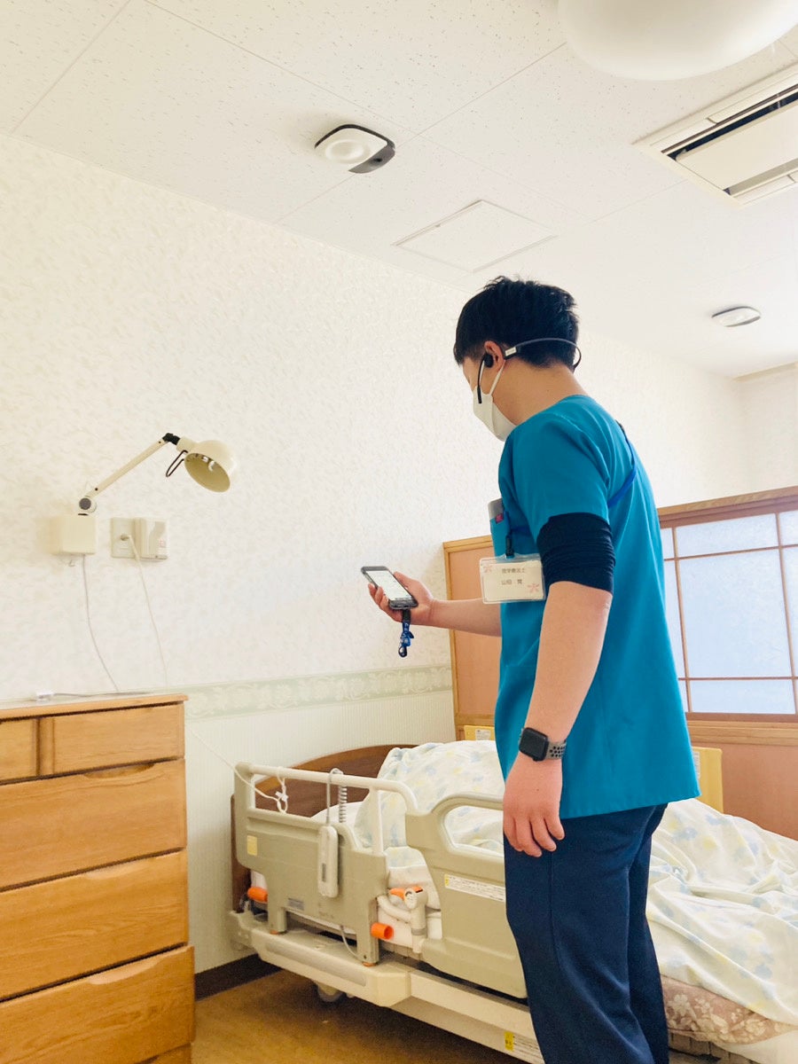 （介護ロボット試行の様子）　　