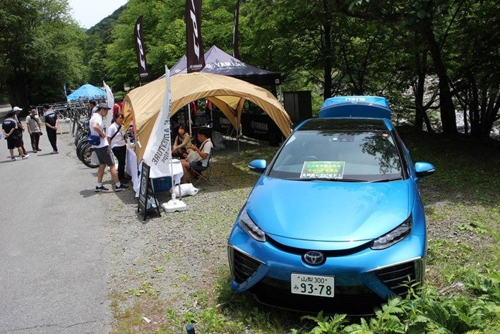 ▼会場の電源は水素自動車MIRAIから給電