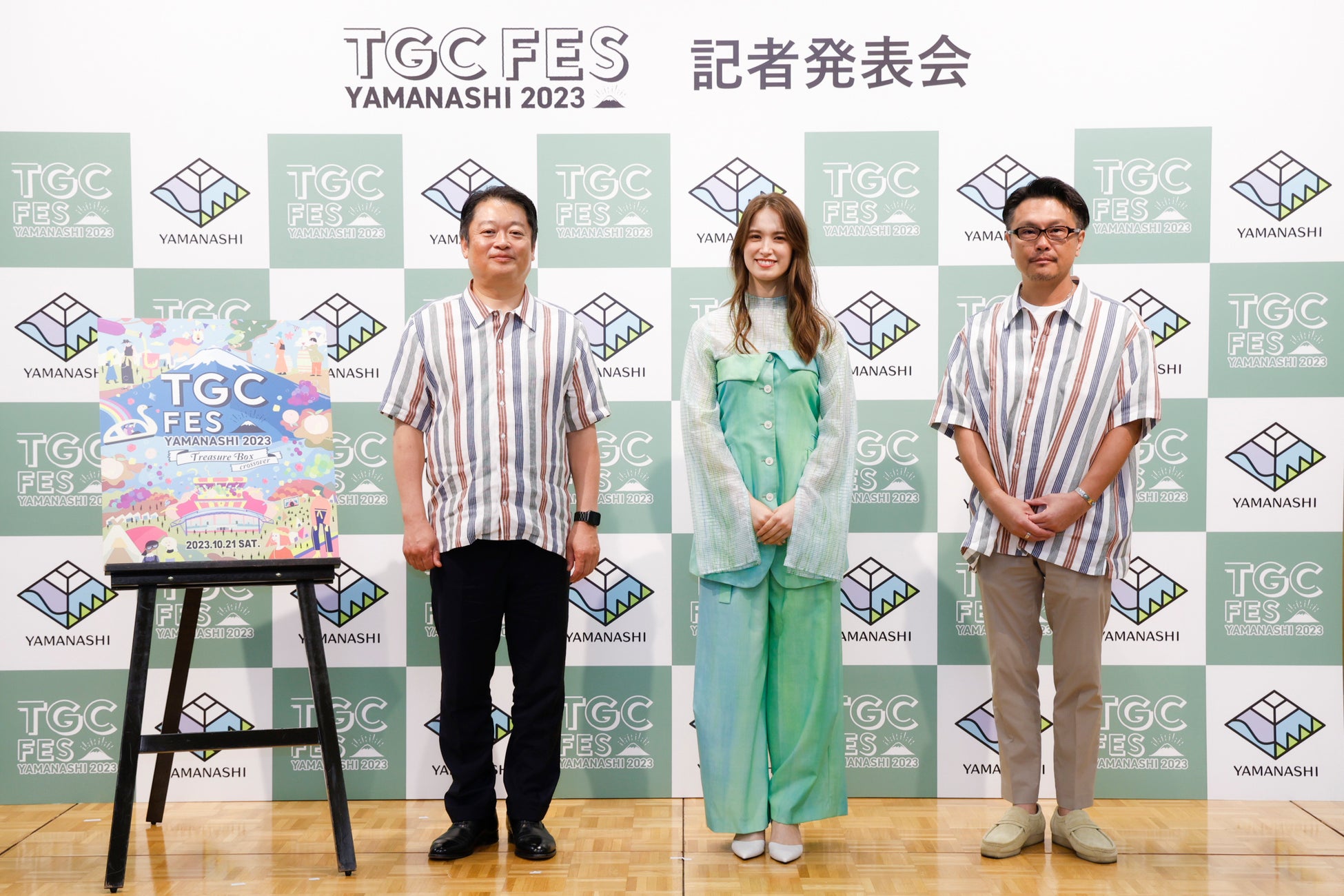 (写真)左から、⻑崎幸太郎⽒(⼭梨県知事)、トラウデン直美、  ⻘⽊充(東京ガールズコレクション実⾏委員会、株式会社W TOKYO 取締役COO)