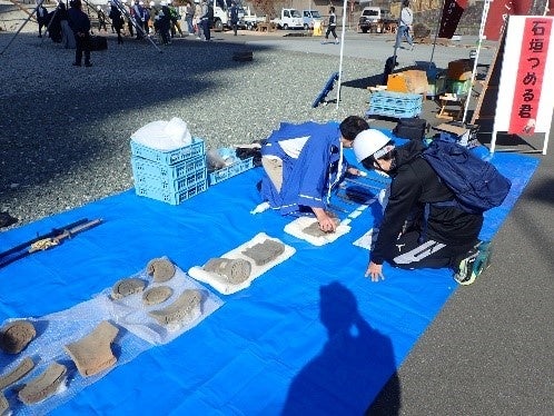 出土品ハンズオン体験の様子