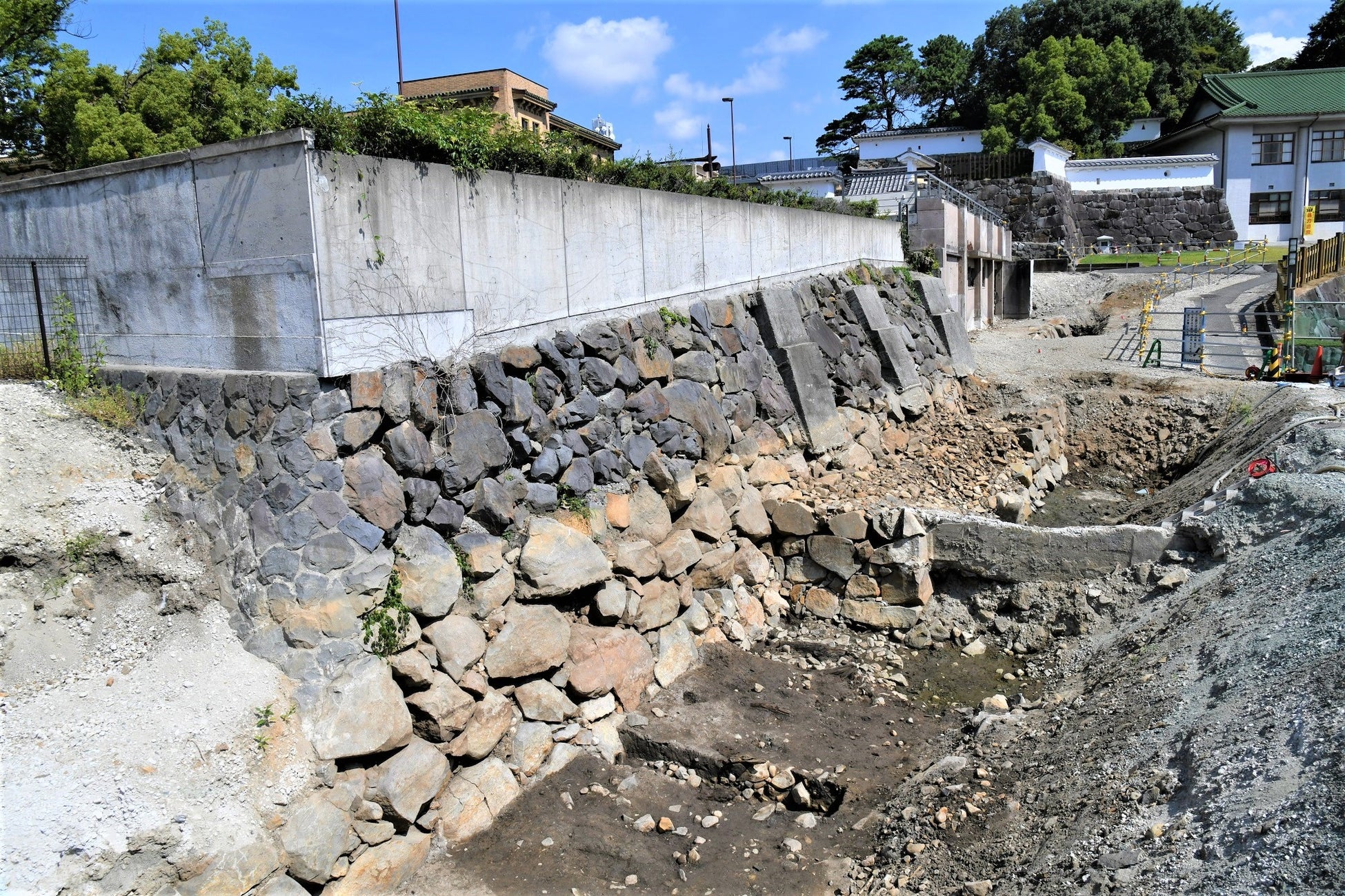 発掘された内堀の石垣