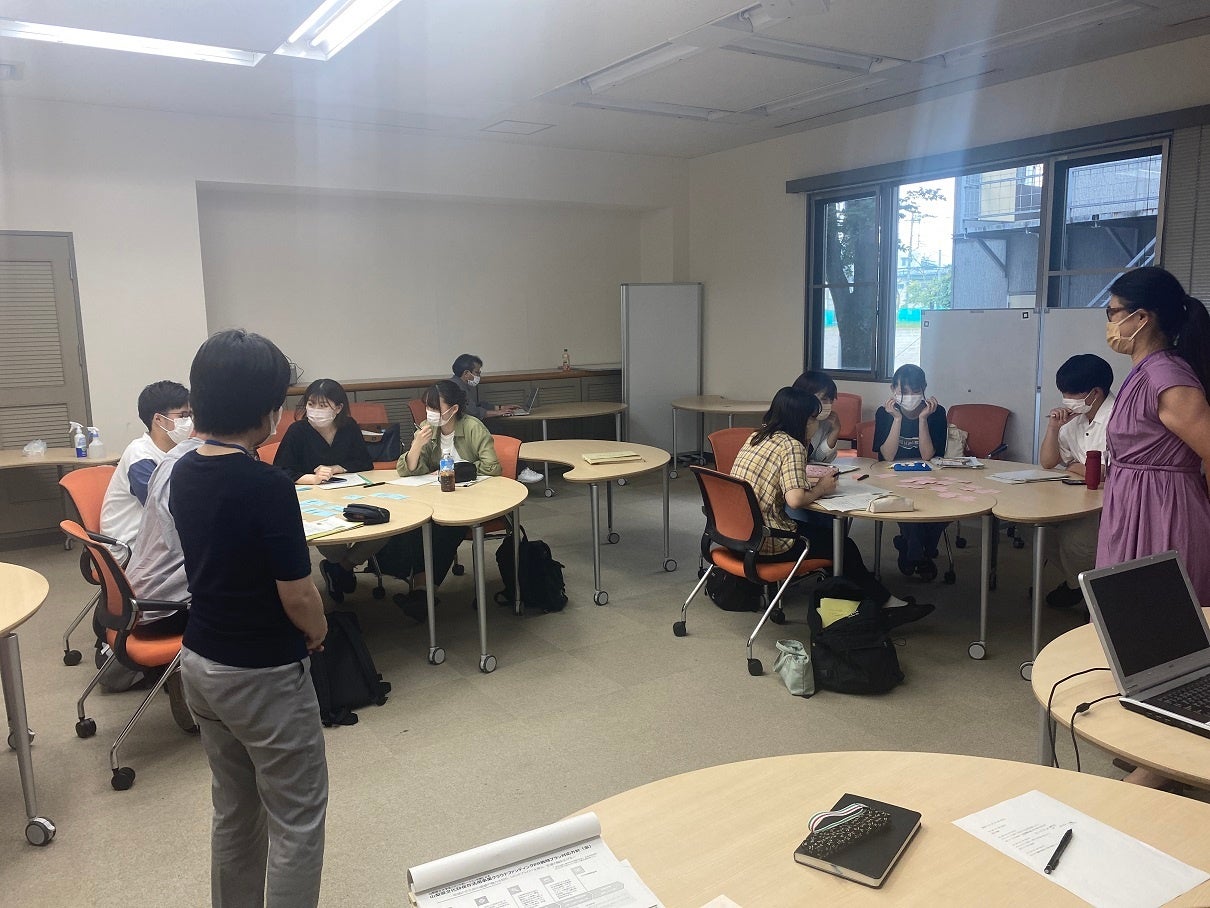 県職員監修のワークショップ風景（公立大学法人山梨県立大学／山梨県甲府市）