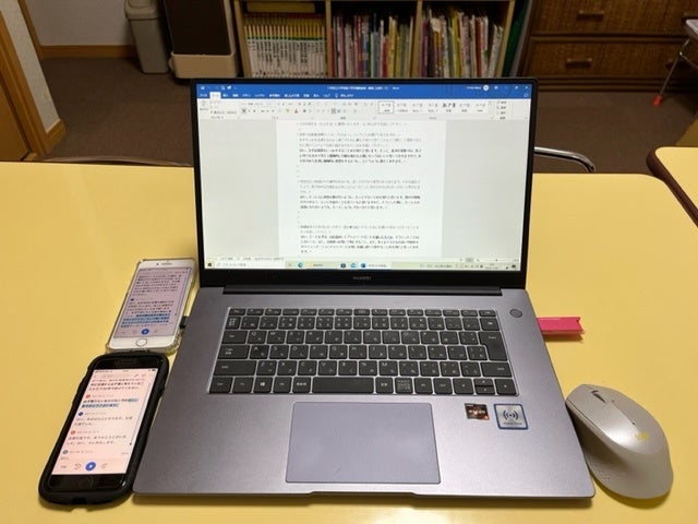 実際の作業机の様子。 VOITER notes上で、文字起こしデータをWordへ書き出し、 パソコンへ移行することも可能です。