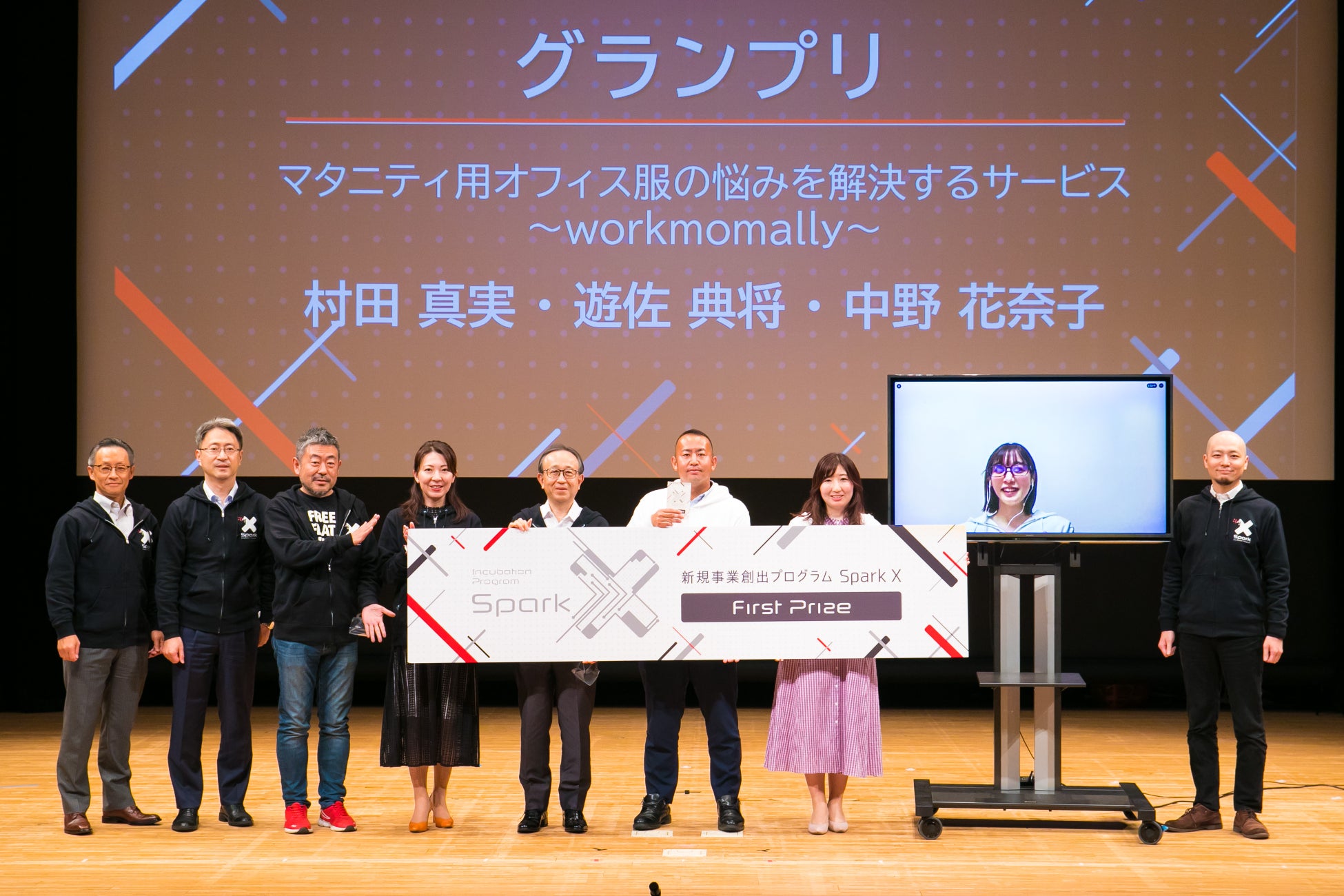 左からMUFG大澤CDTO、MUFG宮下CSO、 Zホールディングズ株式会社Zアカデミア学長 伊藤羊一氏、株式会社アドタグ代表取締役 淺場理早子氏、MUFG亀澤社長、グランプリメンバー、アルファドライブ株式会社 代表取締役社長兼CEO 麻生要一氏