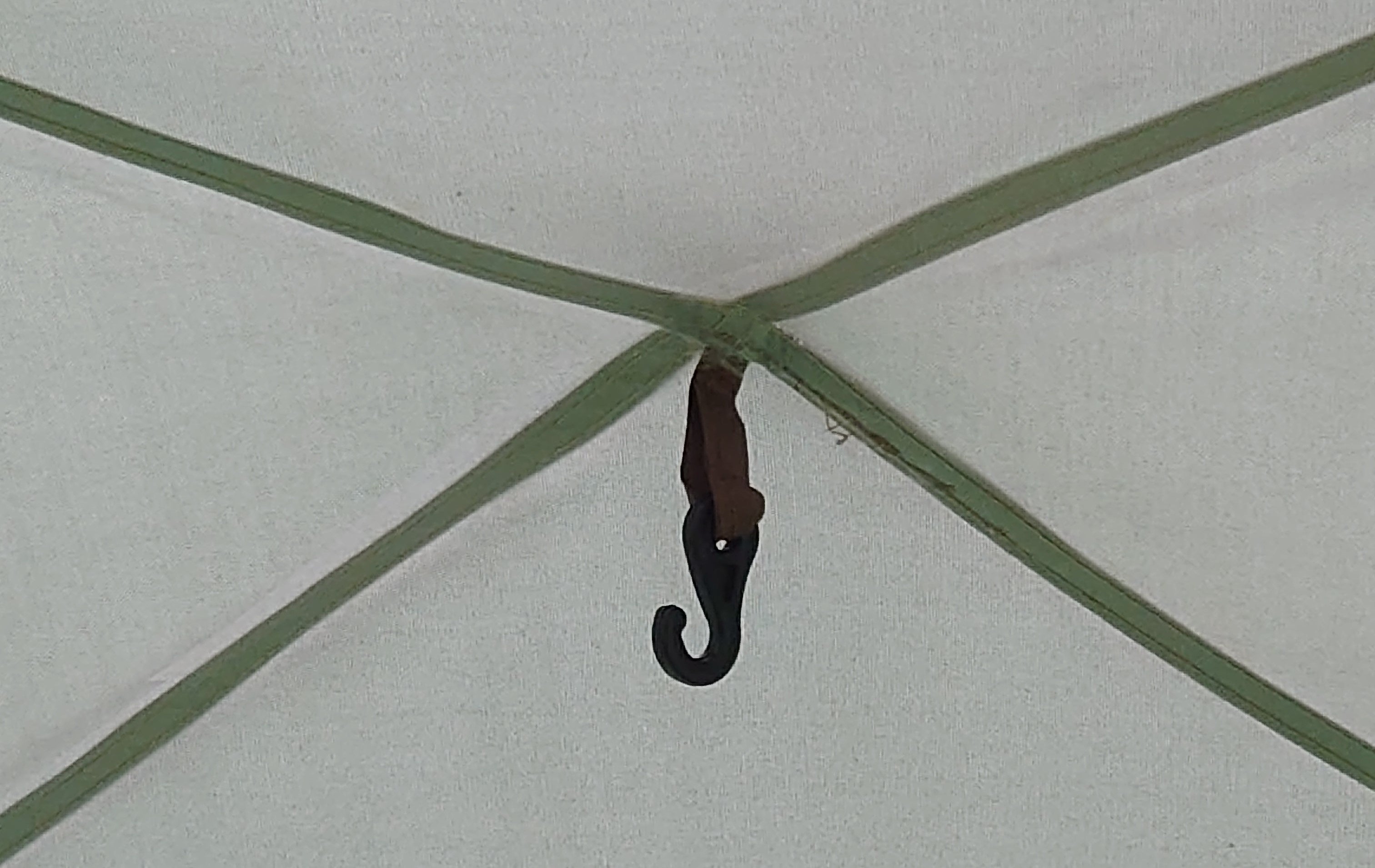 便利な天井フック付き