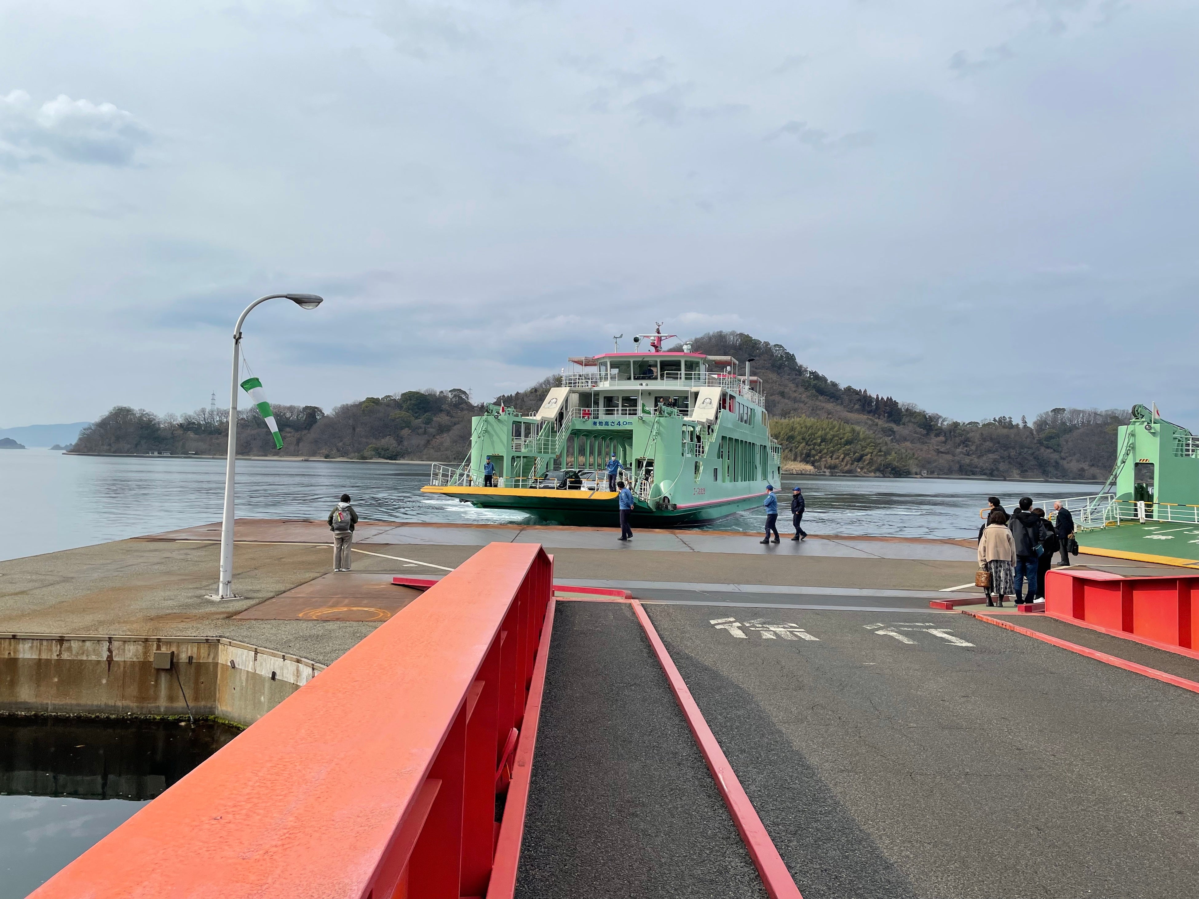 12時30分、広島県大崎上島町白水港へトラックを載せたフェリー入港