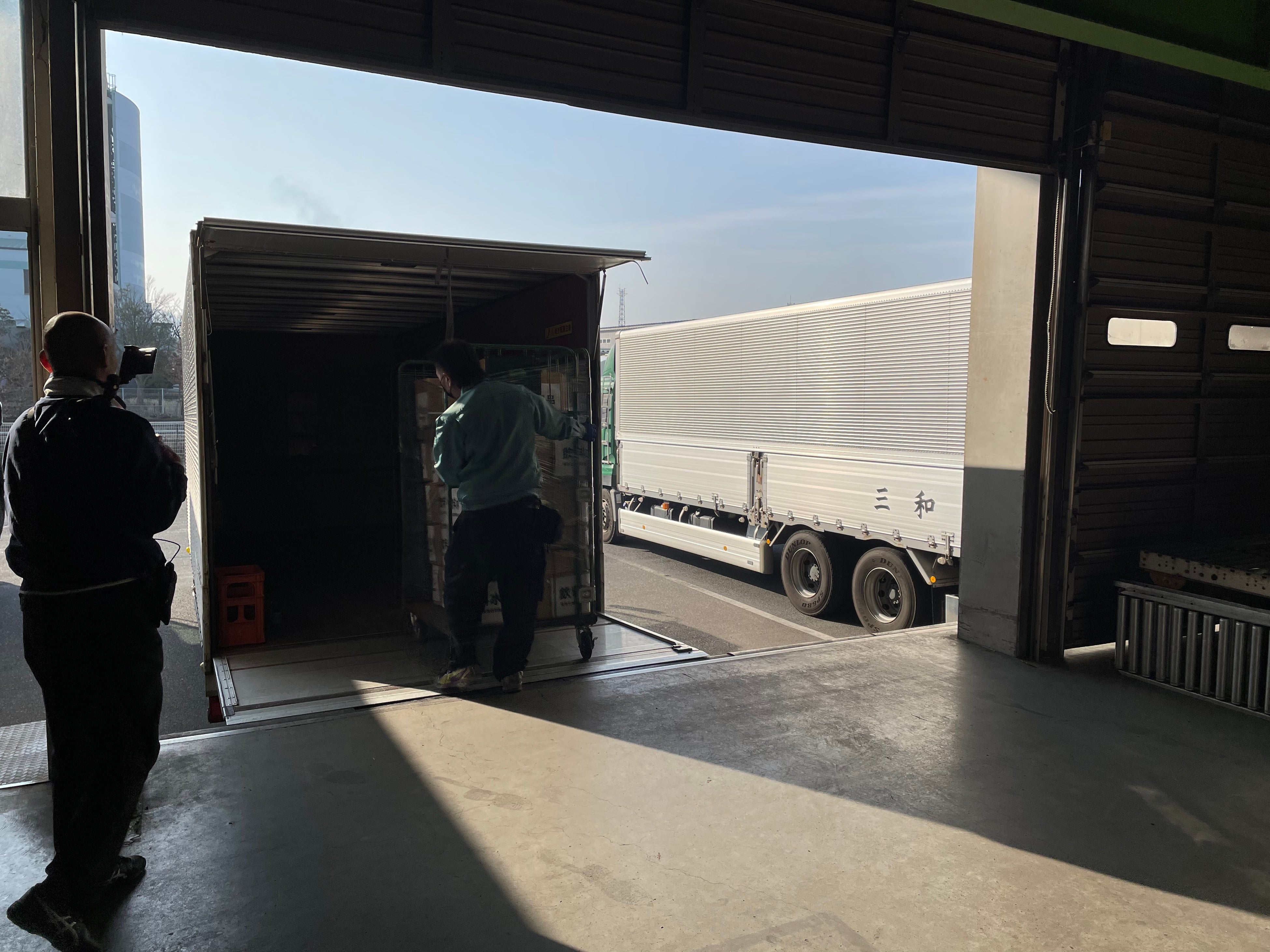 支援物資をトラックへ積み込み