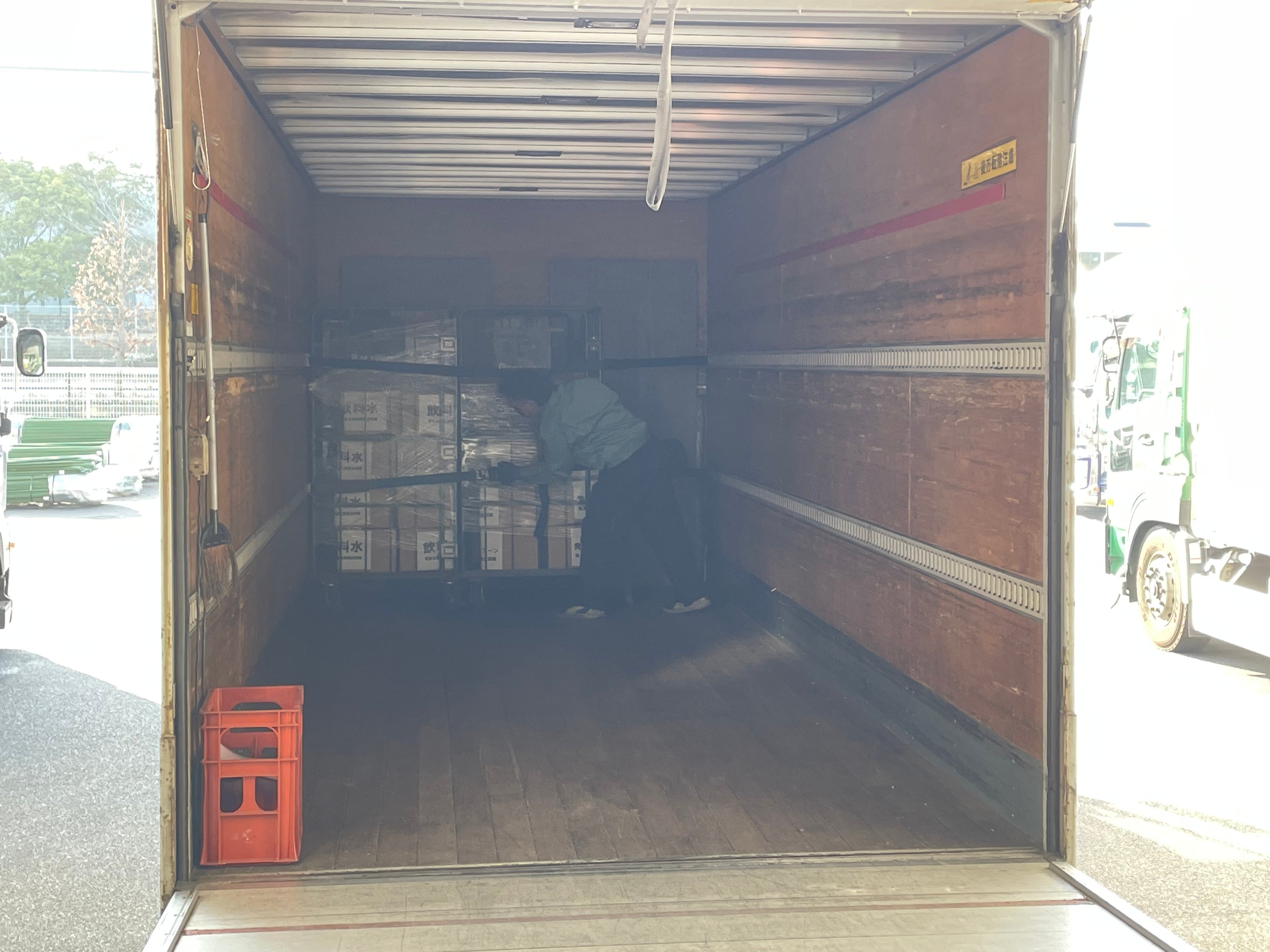 トラック荷台に支援物資を固定