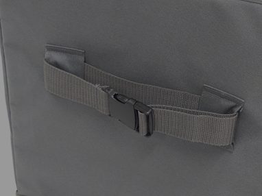 背面にはバックル付きのベルト付きで高い位置に設置が可能