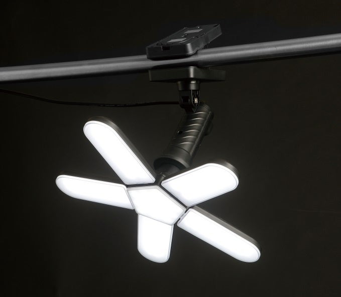 夜間作業や夏のイベント準備に1台あると便利！7500lmの明るさで暗闇を