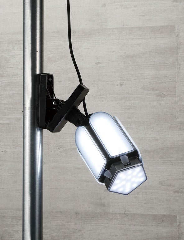 夜間作業や夏のイベント準備に1台あると便利！7500lmの明るさで暗闇を