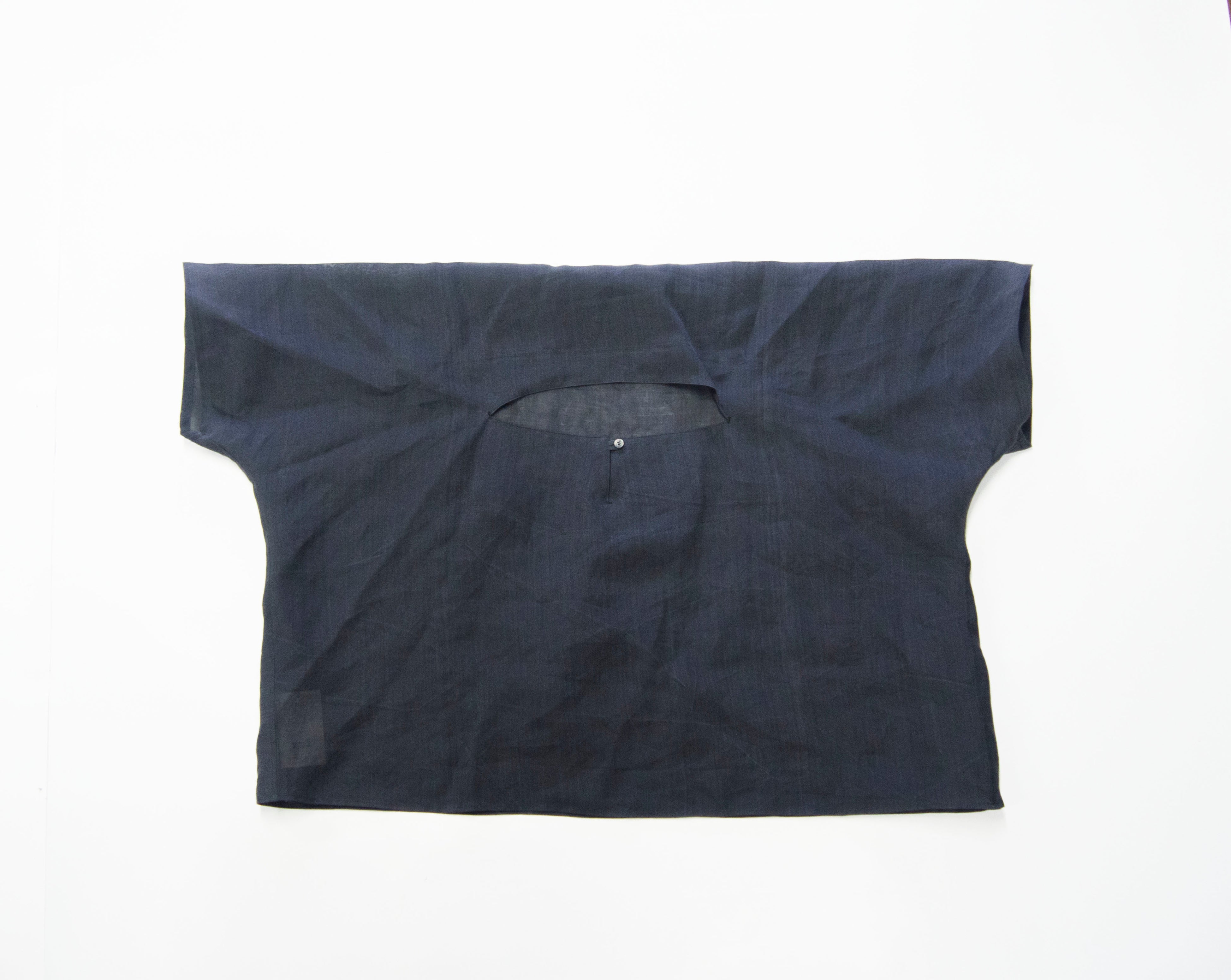 1ヵ所をつまむと平面に畳める貫頭衣プルオーバー