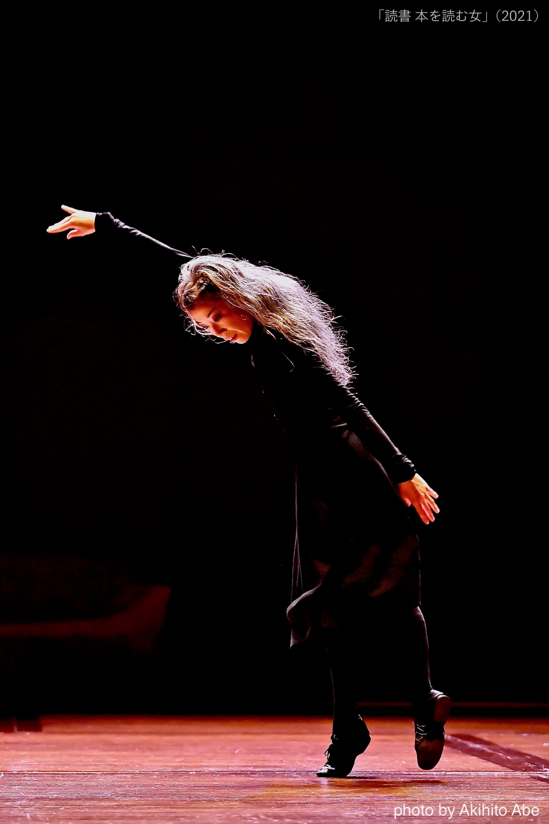  『読書 本を読む女』(2021)