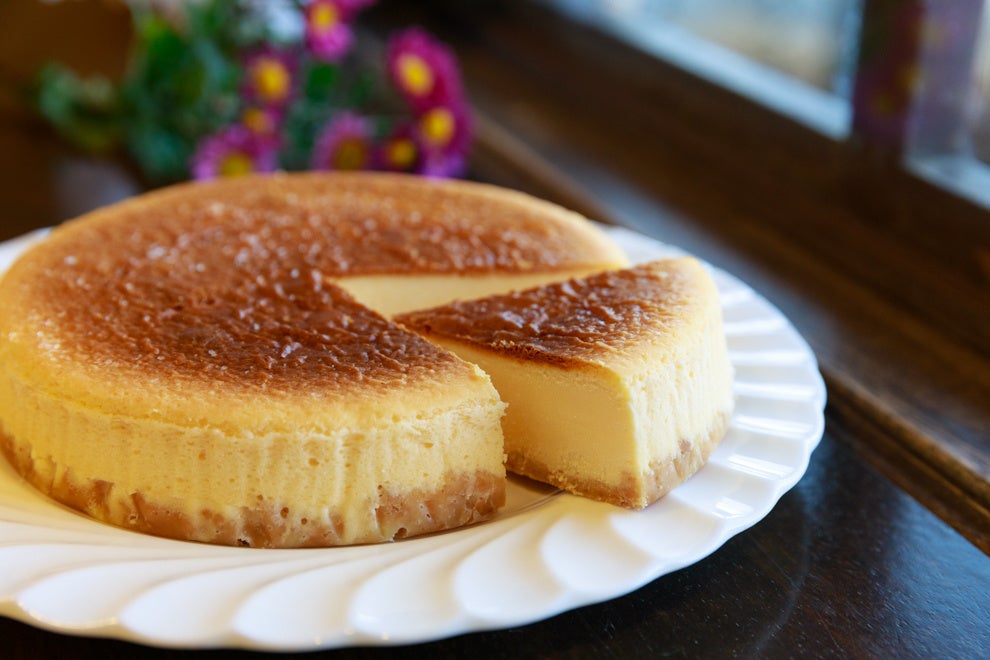 ＜「河口湖チーズケーキガーデン」の富士の完熟チーズケーキ＞