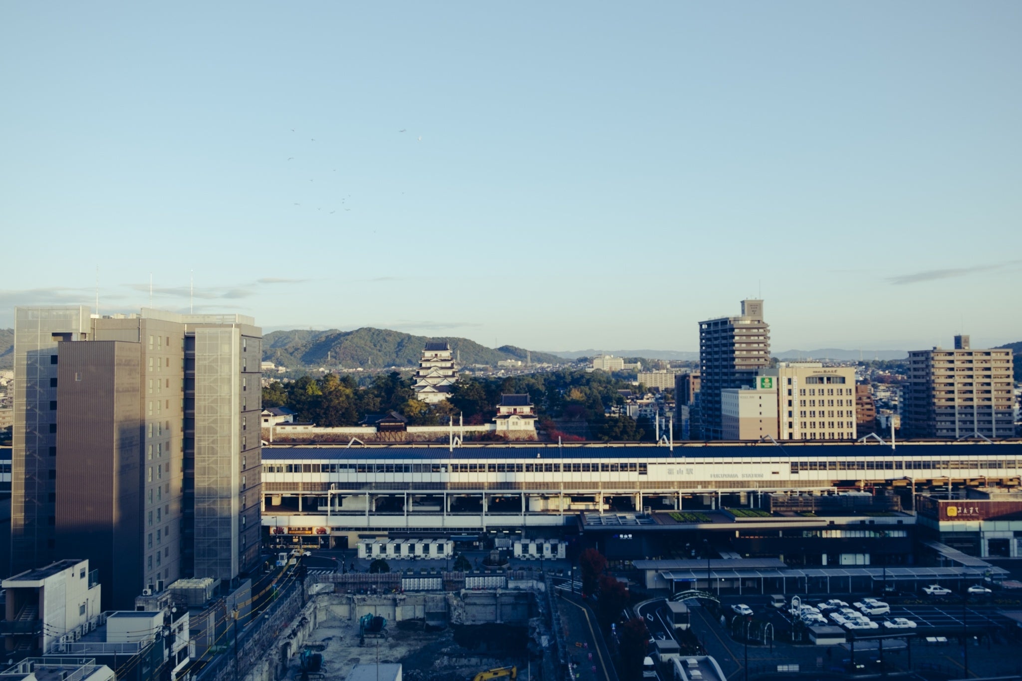 福山城×福山駅©福山観光コンベンション協会