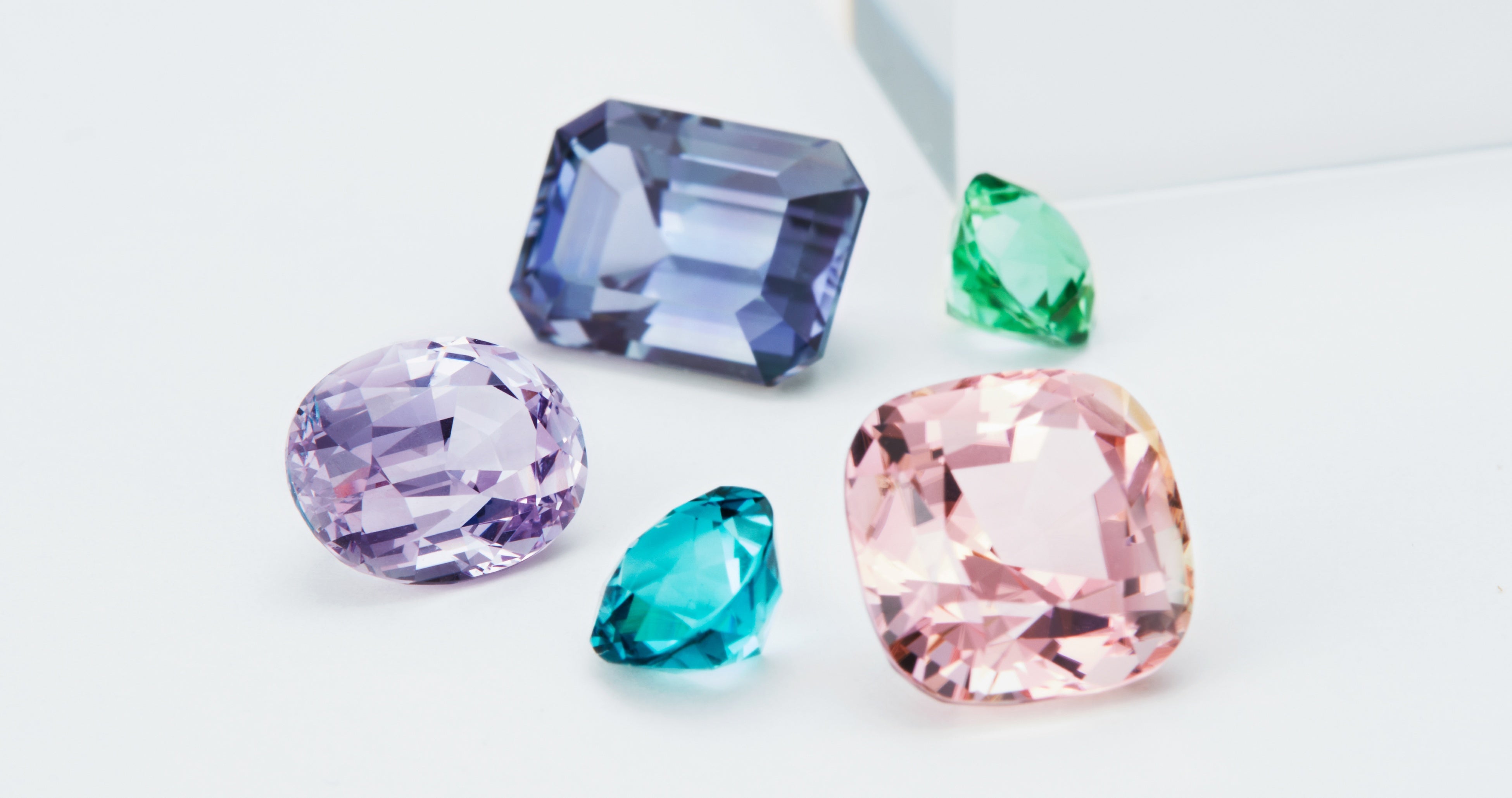 Tucson Gem Show 2022で買い付けたルース（左から時計回りにスピネル、ノーヒートタンザナイト、トルマリン、モルガナイト、トルマリン）／KAJITA