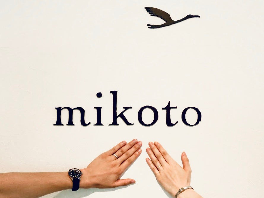 お客様の手とブランドロゴ