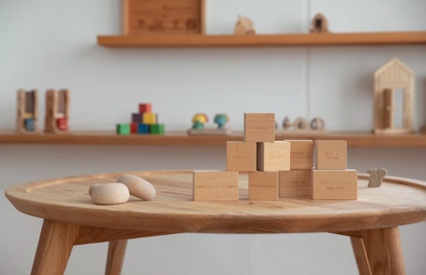 1年間続けるとお名前入りの積み木が館内に飾られる特典も。