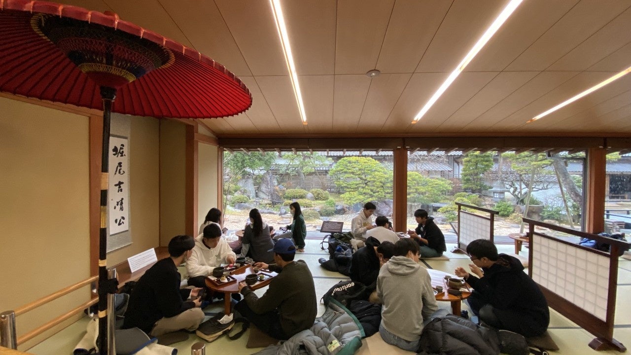 松江の和菓子文化を体験　現代の名工 伊丹二夫氏創作の上生菓子を味わう（喫茶きはるにて）