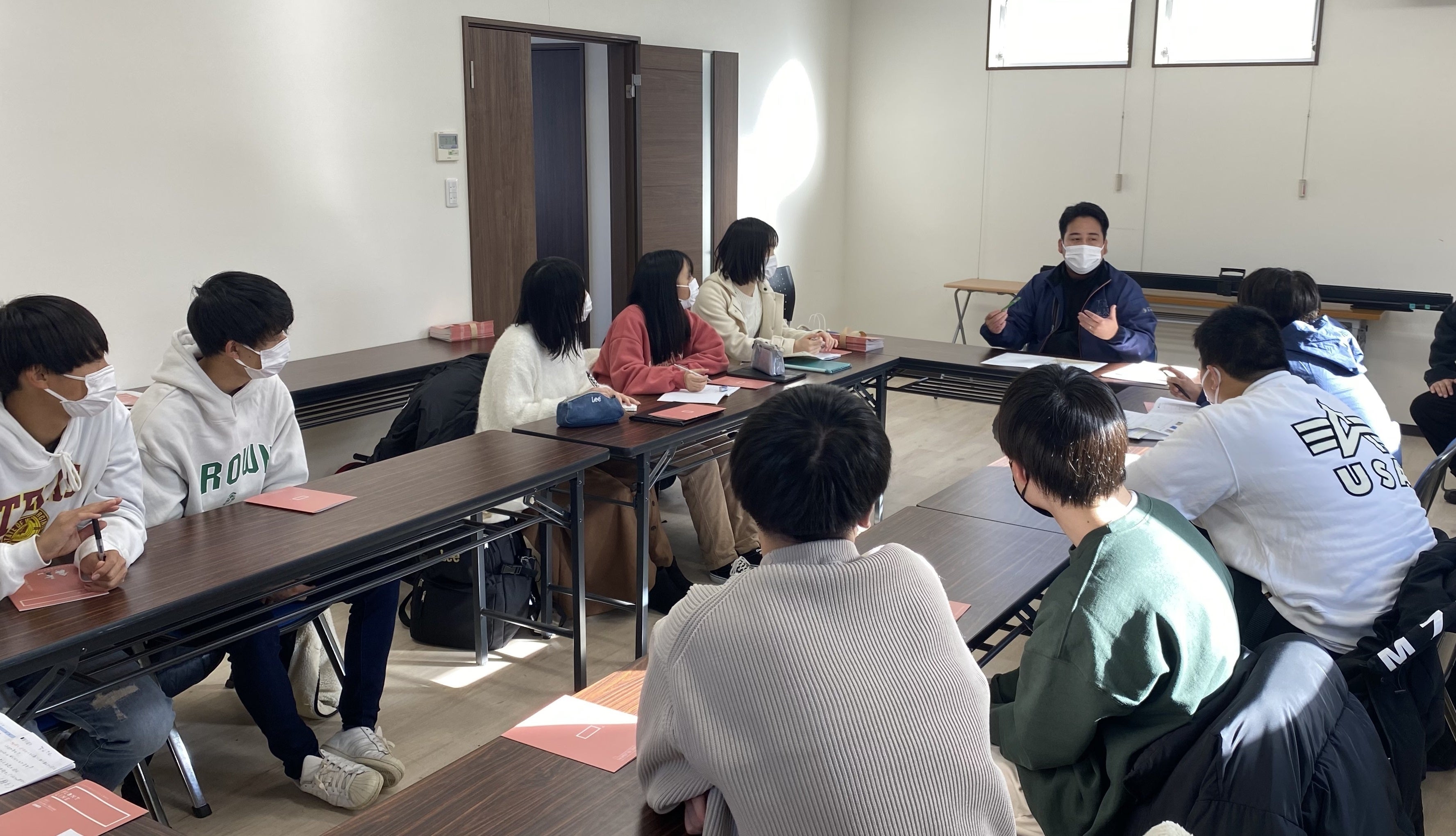 地元の人の話をきく生徒たち（松江観光協会玉造温泉支部にて）