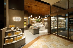 店内には120種類のレトルト食品が並ぶ