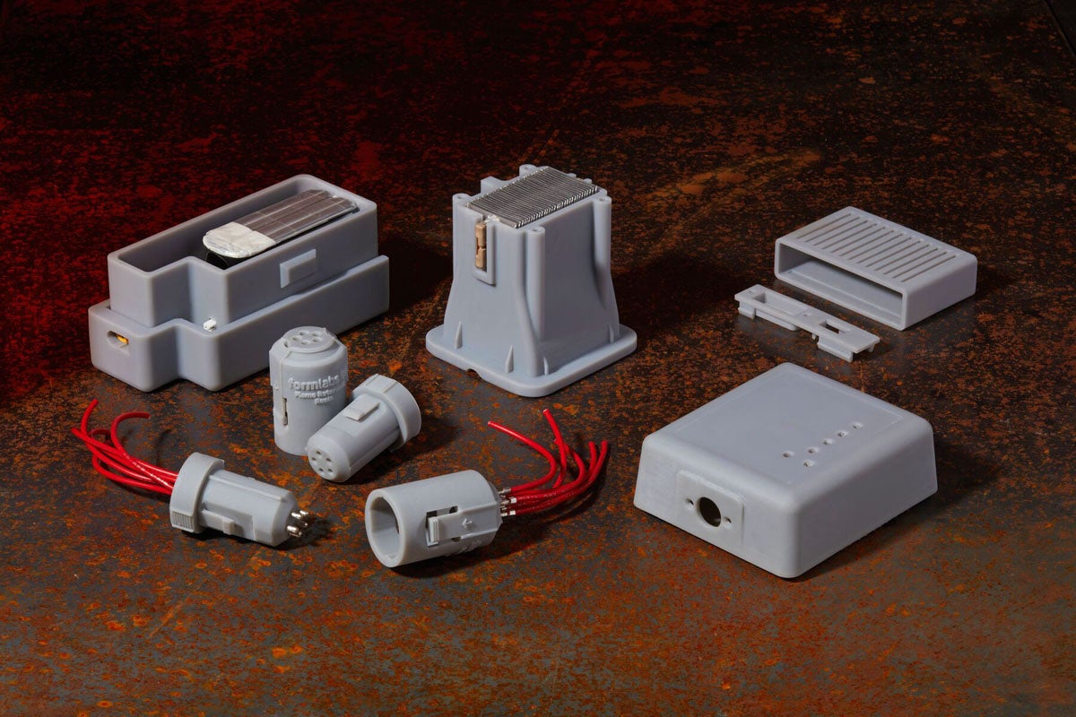 写真②：Flame Retardantレジンの造形サンプル 独自性である難燃性と高強度の両立により、各種コネクタやバッテリー、電子機器筐体等の用途を想定。