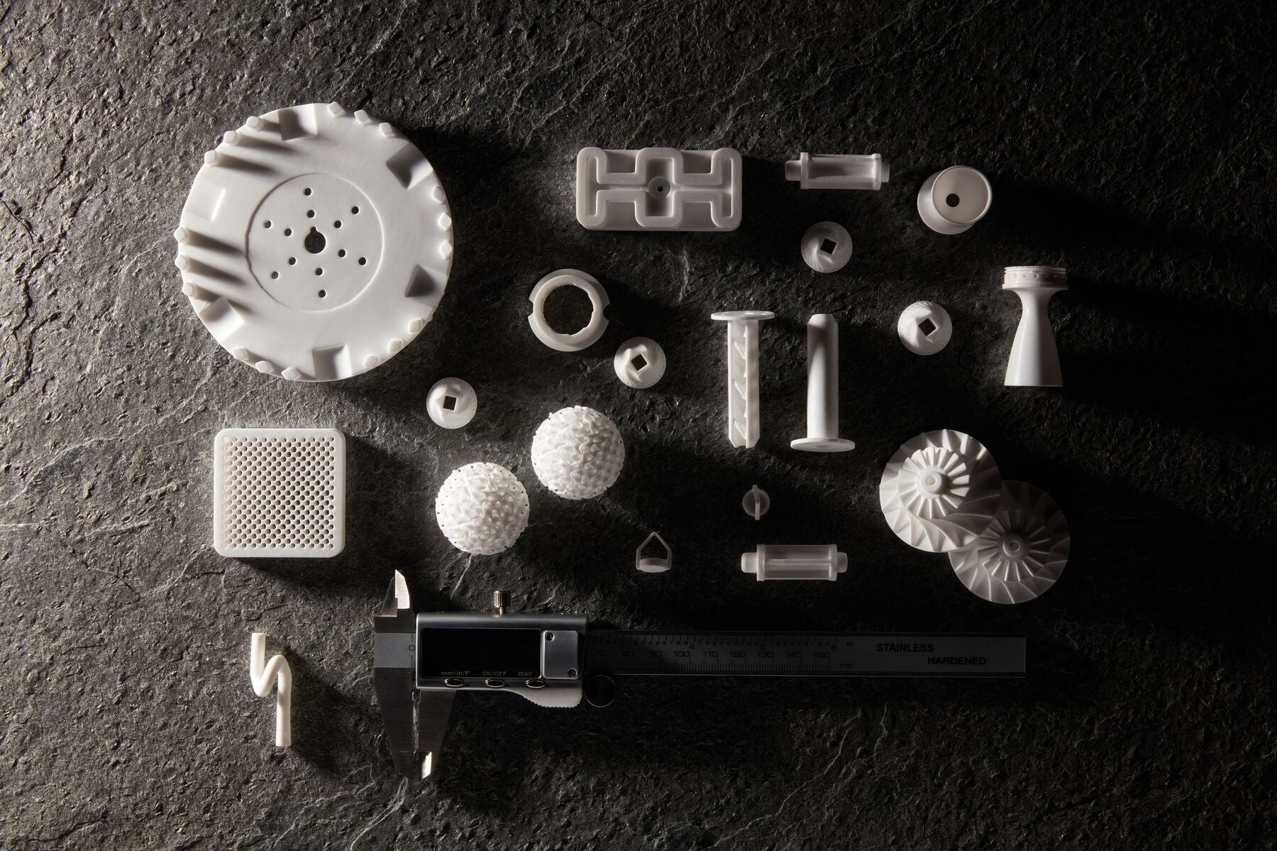 Alumina 4Nレジンのサンプル。電気電子、自動車やモビリティ、航空宇宙、防衛、化学分野などで 過酷な環境に耐える必要のあるセラミック部品を従来工法よりも低コストかつ短期間で製作できる。