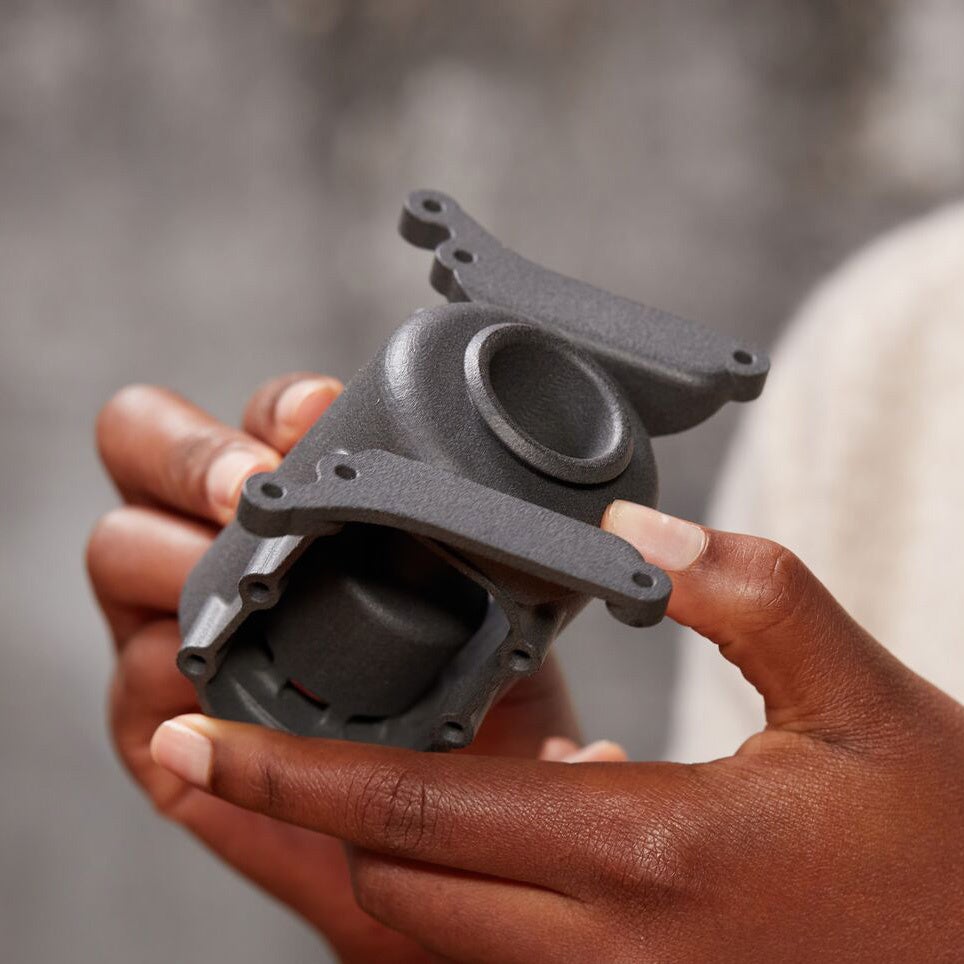 写真：研磨処理までを行い、仕上げた造形品。 粉っぽさが全く残らない半光沢の表面に仕上がる。