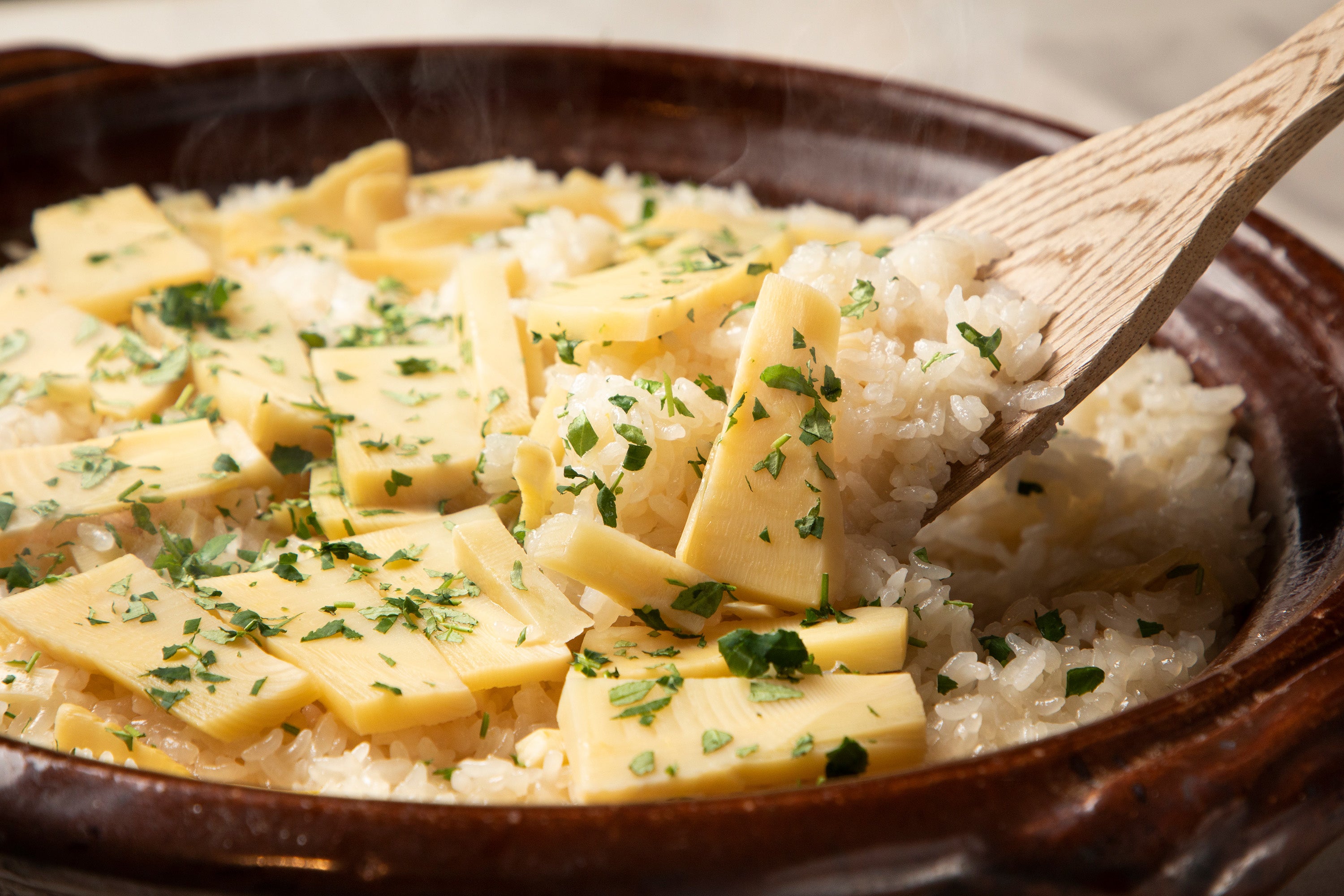 土鍋で炊き上げるたけのこご飯