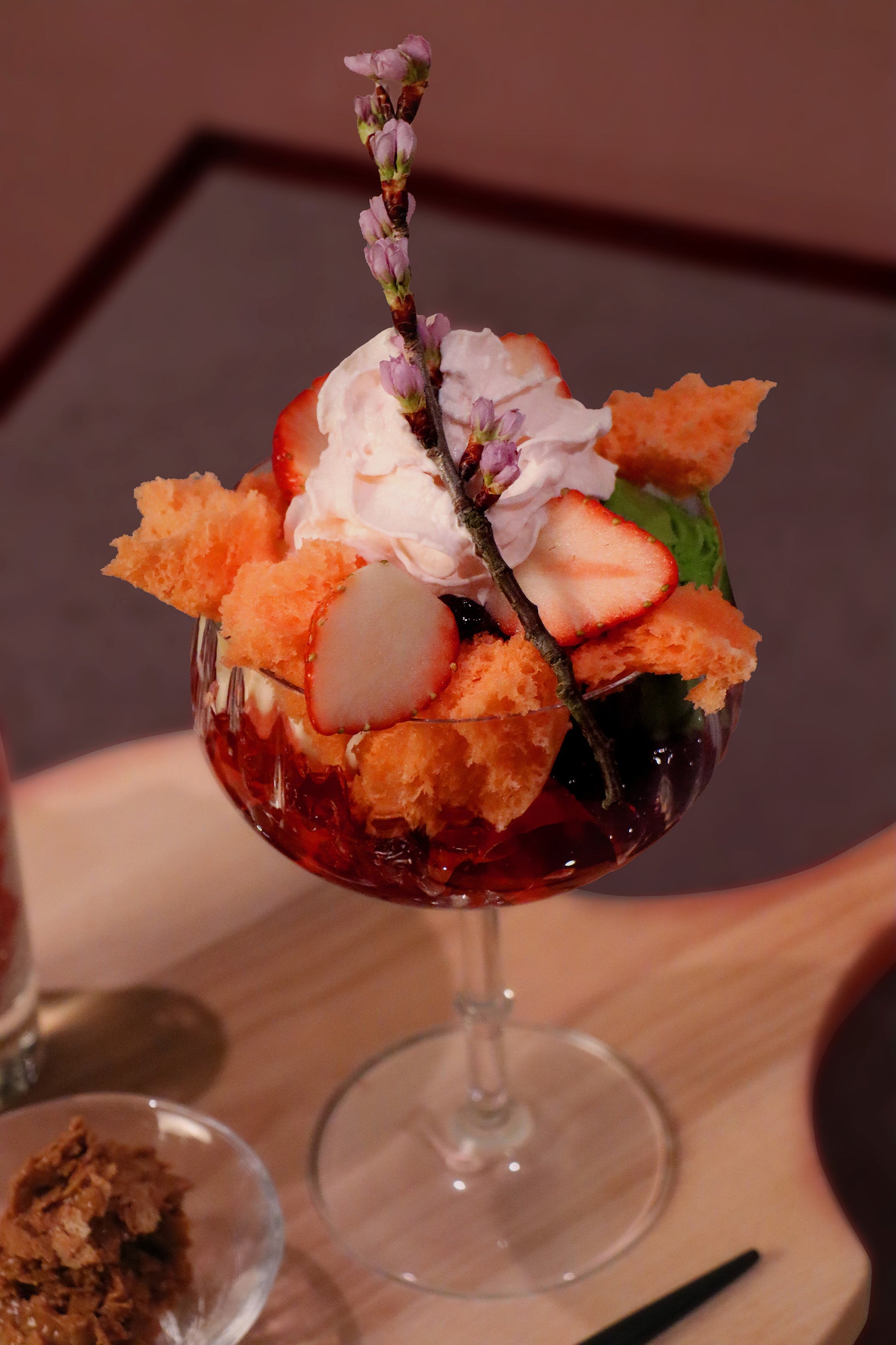 満開の桜をイメージしたSAKURAとイチゴのパフェ