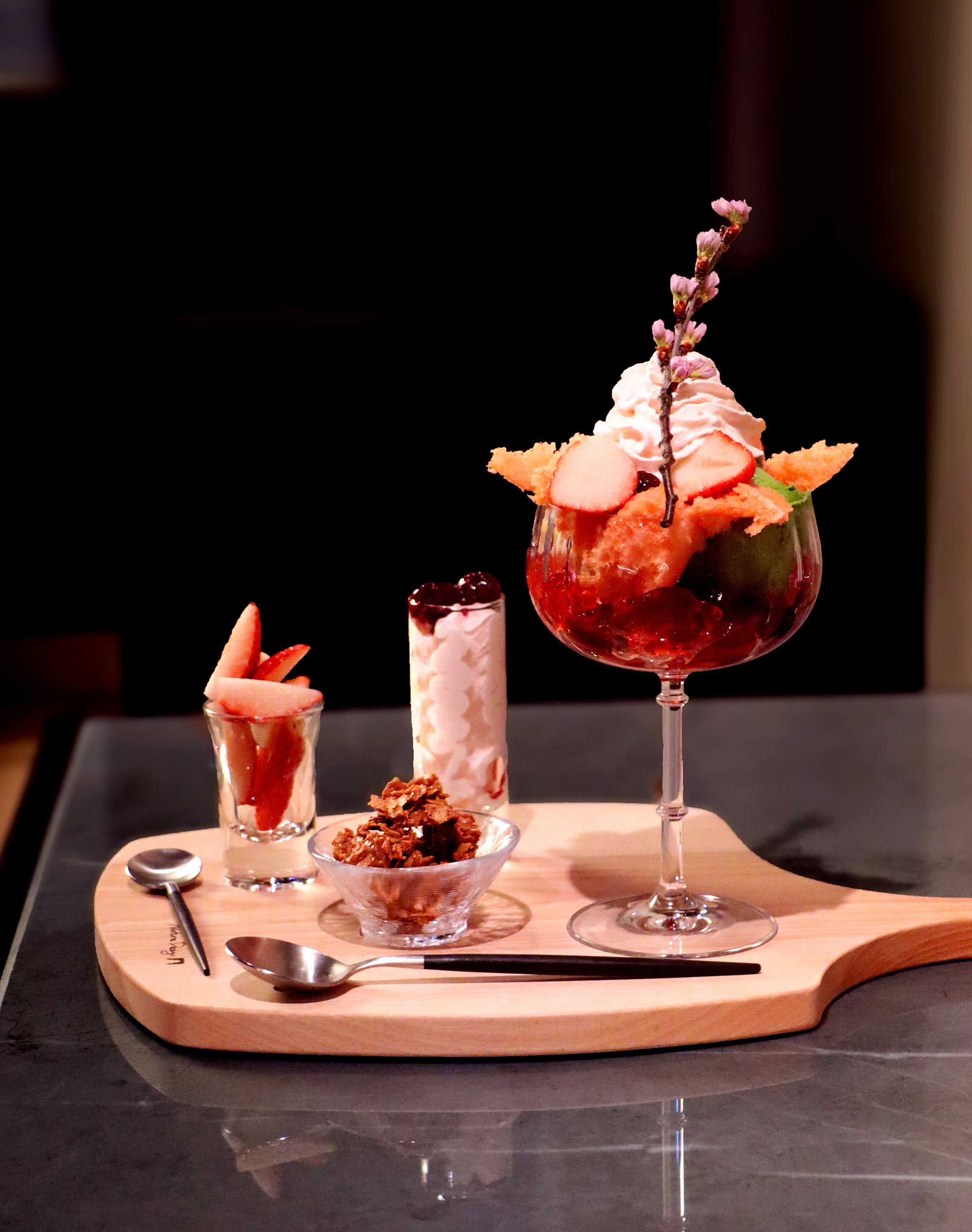 桜風味のパフェの上には、桜の枝をデコレーションし、目と舌でお花見気分を堪能できます