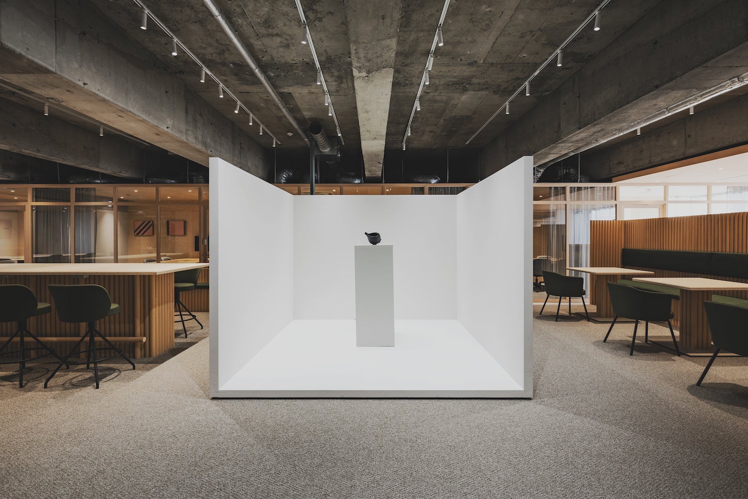 オフィス中央のフリースペース「GNUS DICE」／写真：堀越圭晋