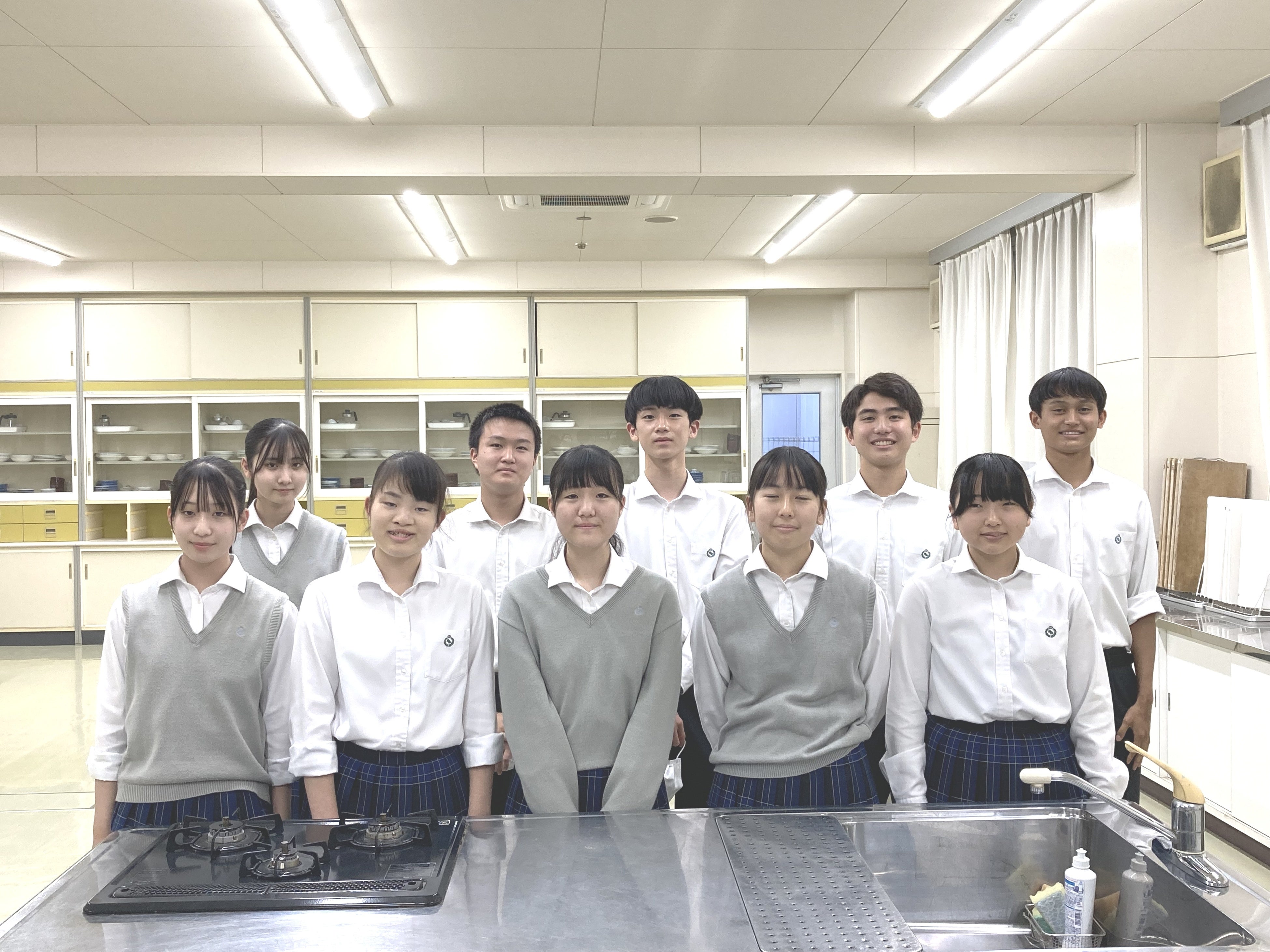 レシピ考案と調理を行う島田樟誠高等学校特別進学コース　有志10名