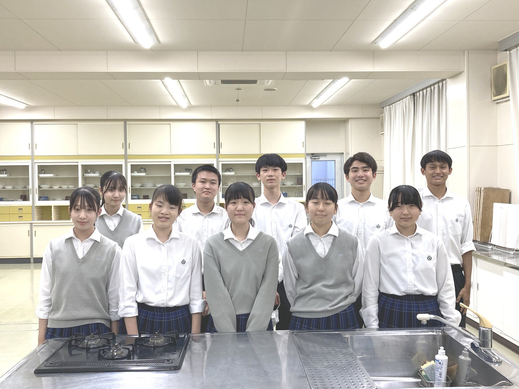 レシピ考案と調理を行う島田樟誠高等学校特別進学コース 有志10名
