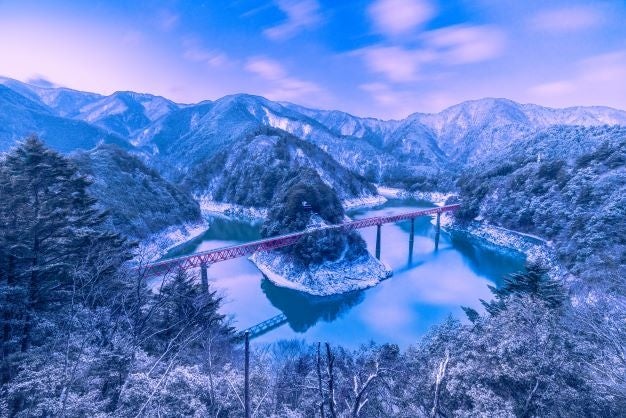 雪化粧した湖上駅 