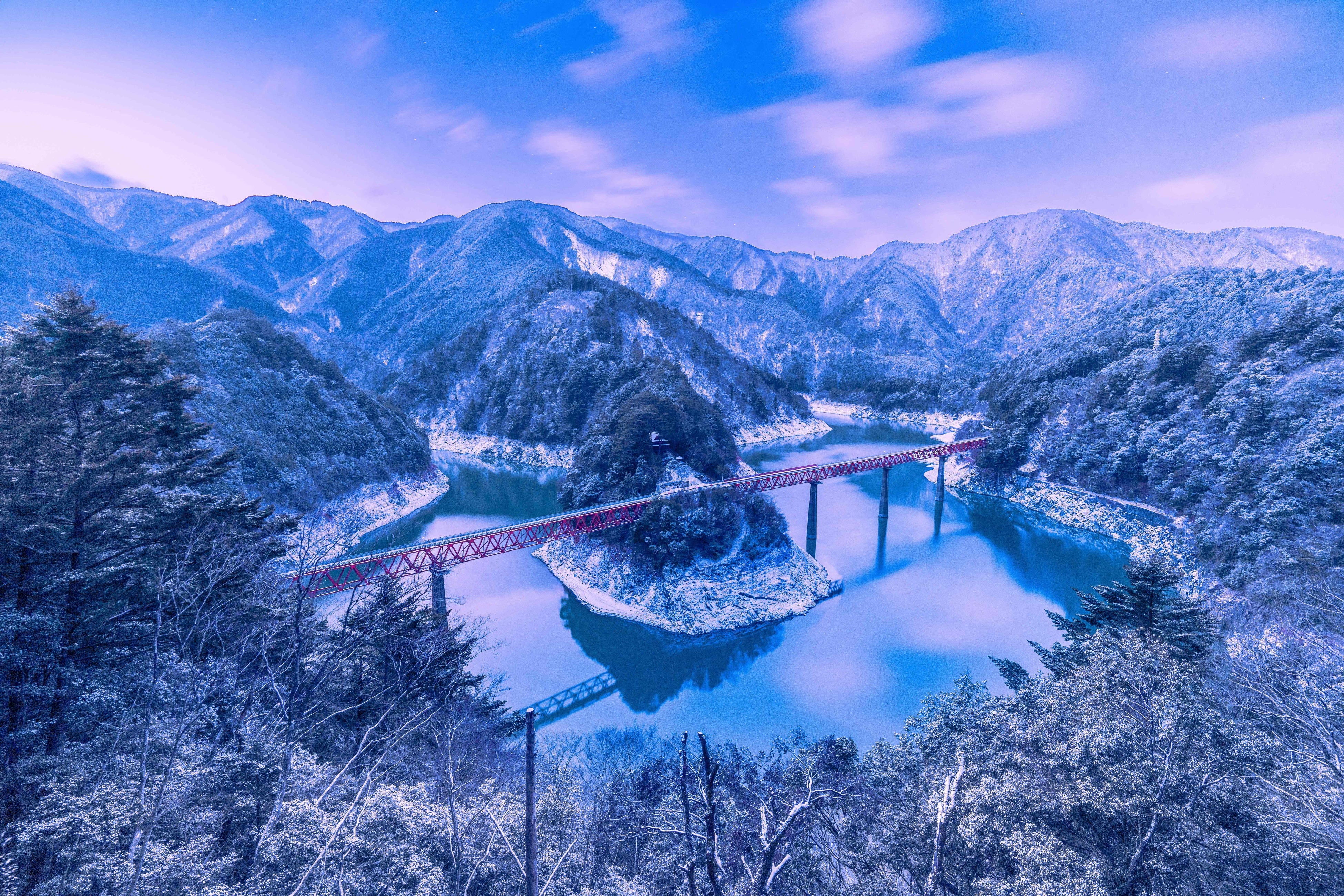 雪化粧した湖上駅